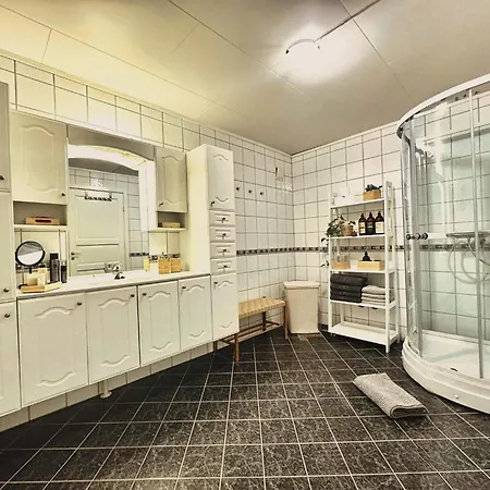 Northern Lights Midtgaard, Kvaloya Modern 2br, Free Parking * טרומסה